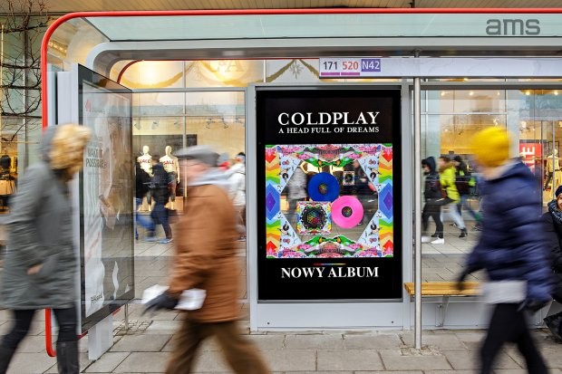 Oryginalne winyle i płyty Coldplay w wiatach przystankowych AMS