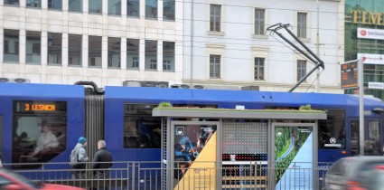 Pierwsza EKO wiata AMS we Wrocławiu. Tej miejskiej zieleni nie trzeba podlewać