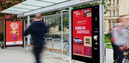 FREENOW na nośnikach digital AMS pokazuje w czasie rzeczywistym zmieniający się czas dojazdu taksówki