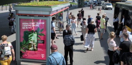T-Mobile stawia na prośrodowiskową reklamę OOH i wykorzystuje system EKO wiat AMS