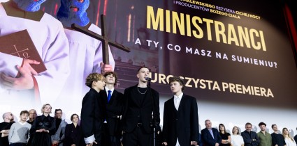 Premiera filmu „Ministranci” – bunt w komżach na czerwonym dywanie. Film od piątku w kinach