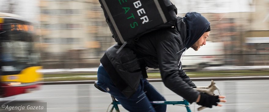 „Pracowałem na czarno w Uber Eats” – wcieleniowy reportaż Piotra Szostaka w „Dużym Formacie” i w nowoczesnej formie na Wyborcza.pl