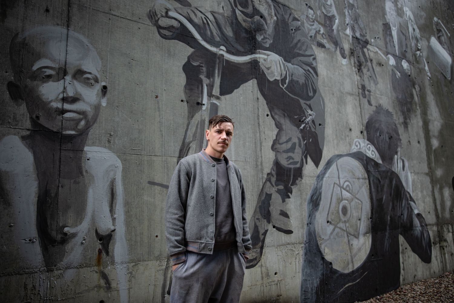 Mural inspirowany fotografiami Krzysztofa Millera na siedzibie „Gazety Wyborczej”