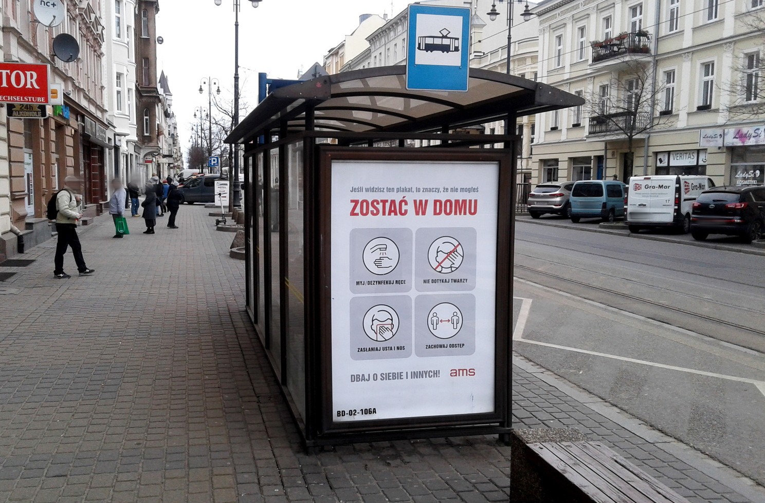 „Jeśli widzisz ten plakat, to znaczy, że nie mogłeś zostać w domu” – kampania społeczna AMS