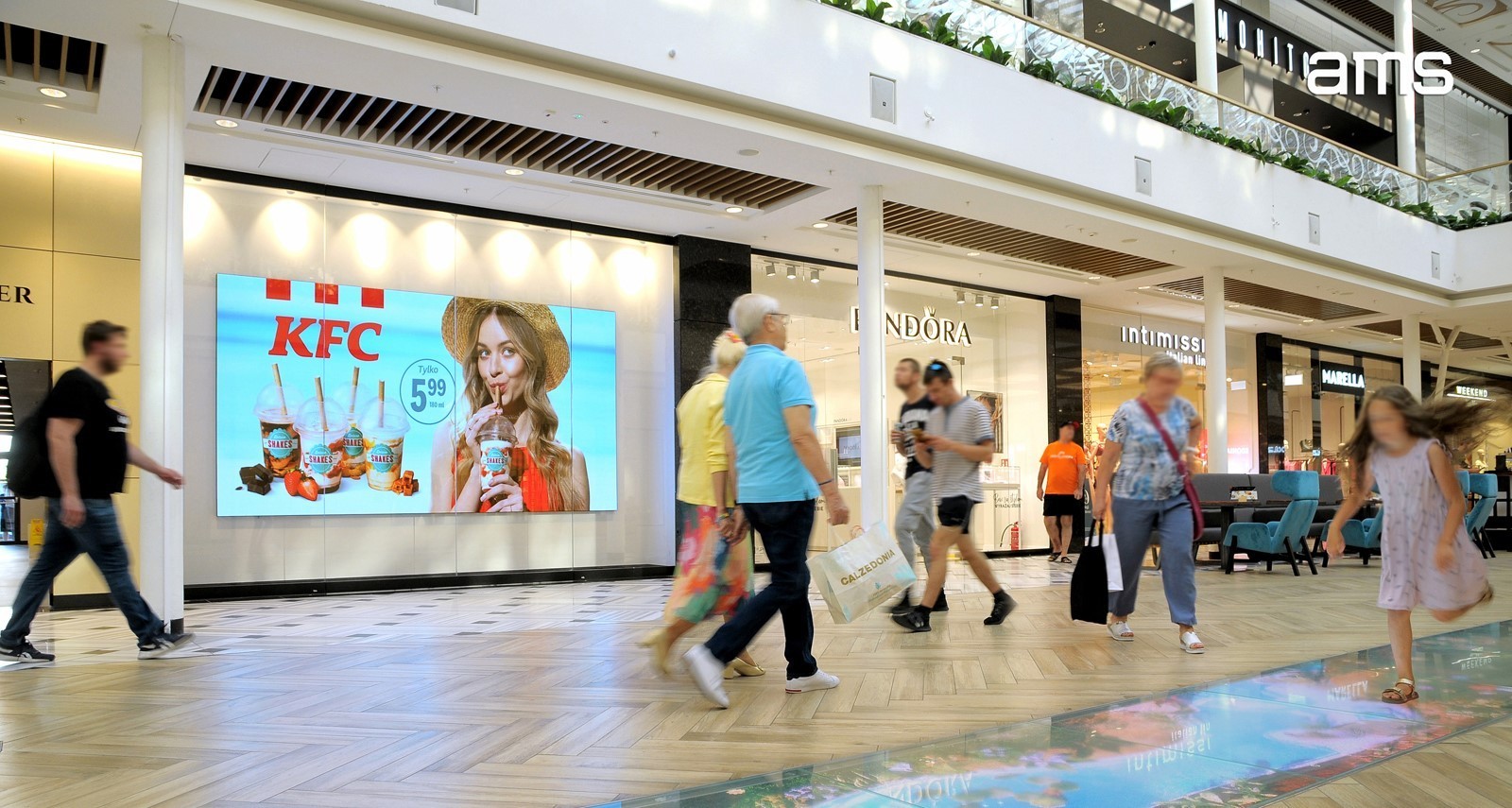 KFC chooses the Digital Indoor AMS network in 22 shopping malls and 18 cities and the finished product targeted in the classic OOH