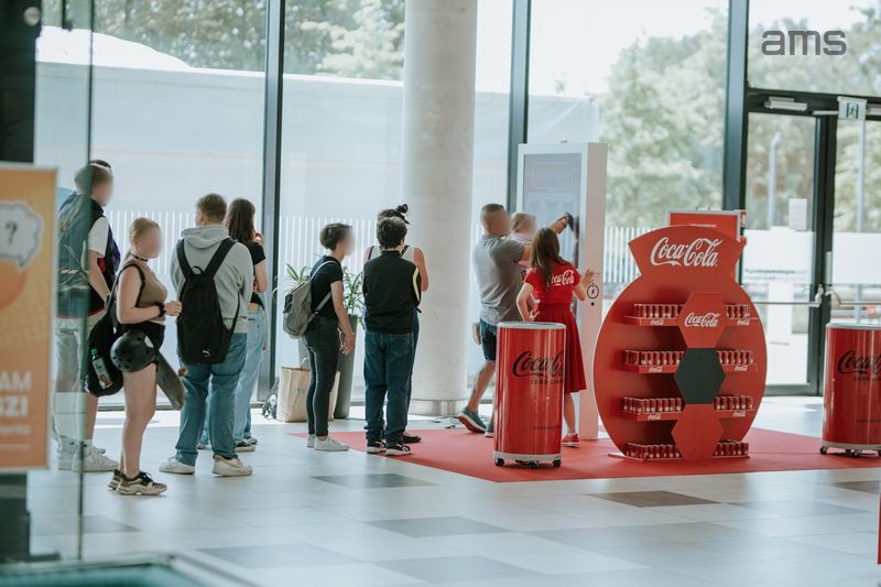 Coca-Cola angażuje klientów w warszawskich galeriach handlowych, wykorzystując nową ofertę ambientową od AMS
