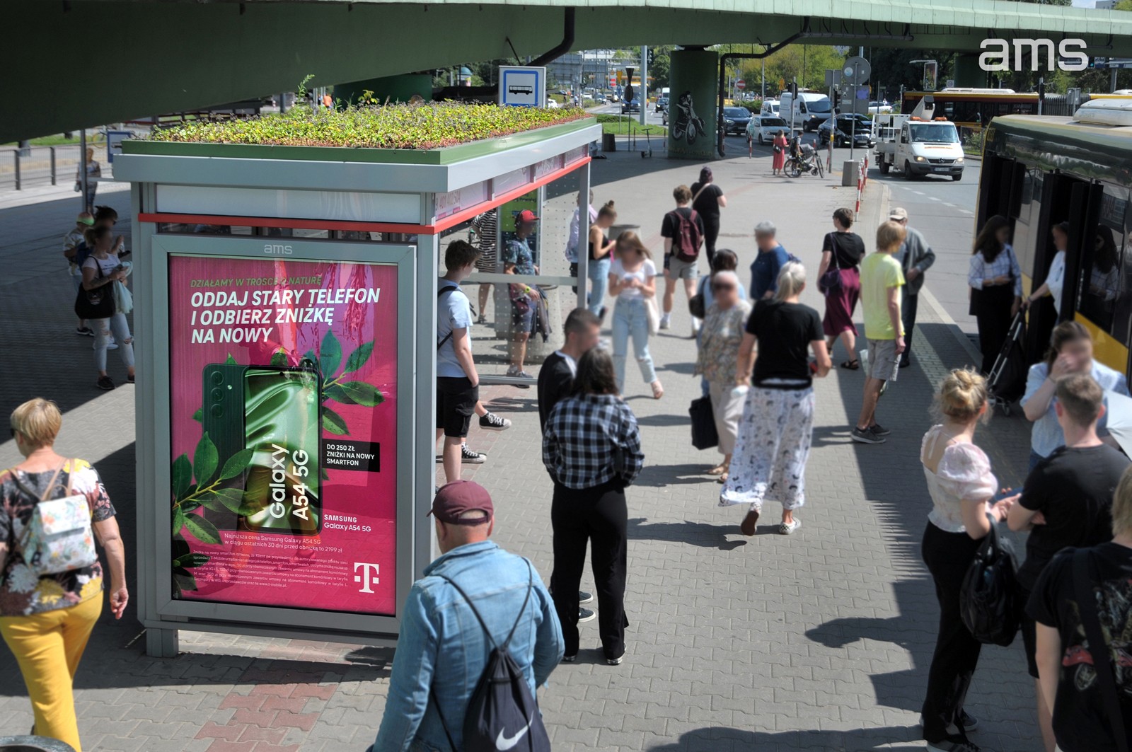 T-Mobile stawia na prośrodowiskową reklamę OOH i wykorzystuje system EKO wiat AMS