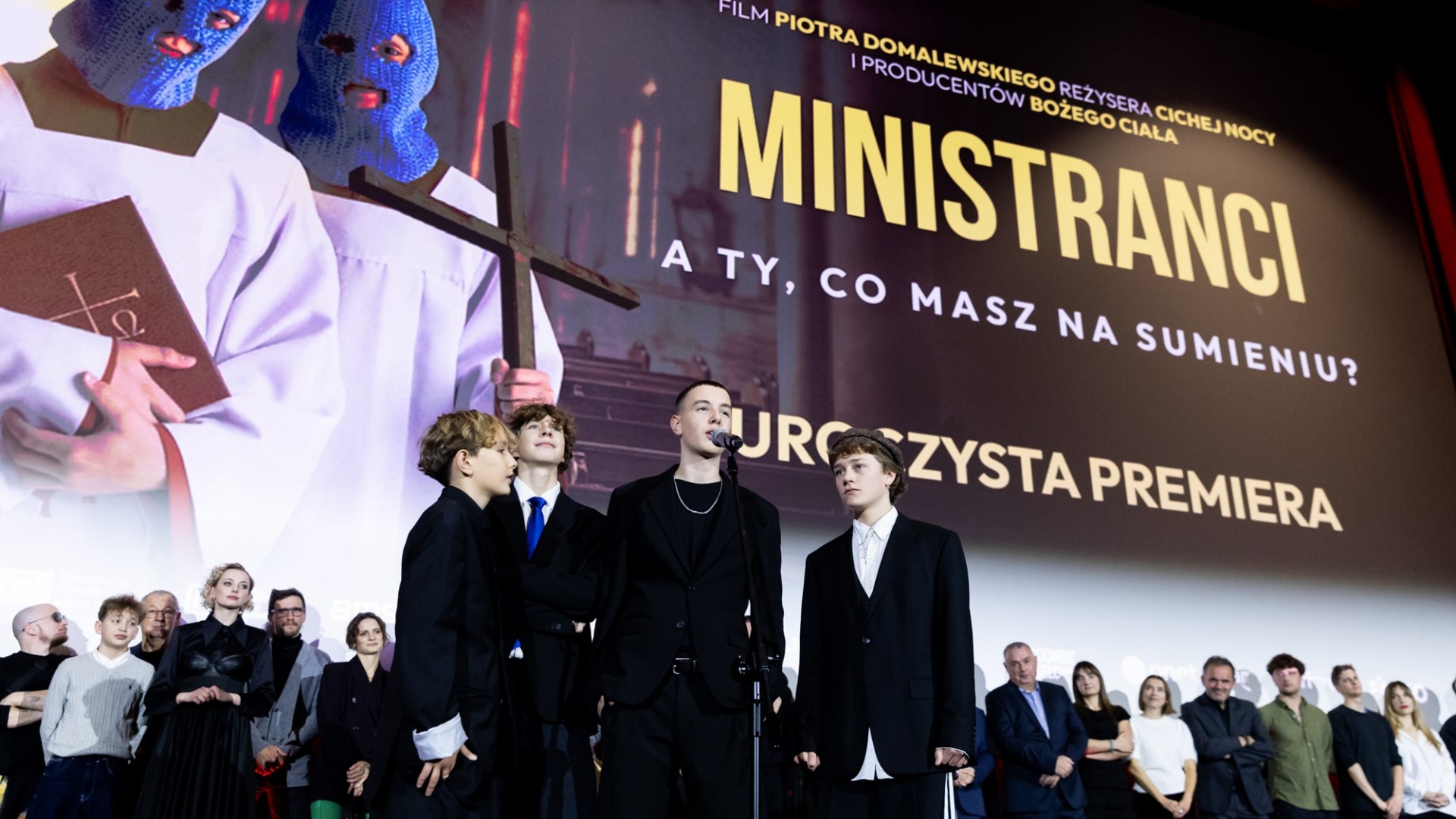Premiera filmu „Ministranci” – bunt w komżach na czerwonym dywanie. Film od piątku w kinach